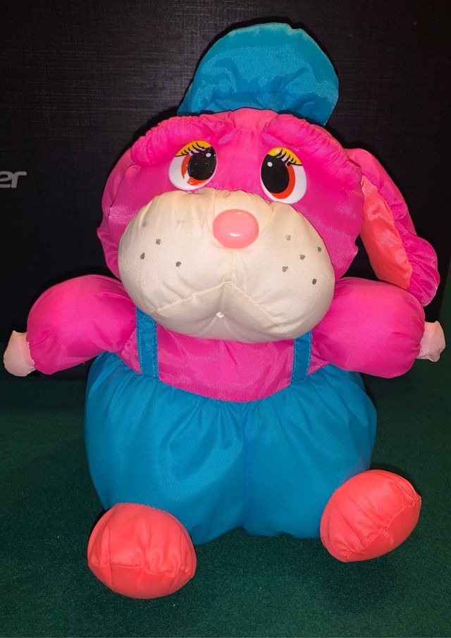 Peluche cane fucsia e blu