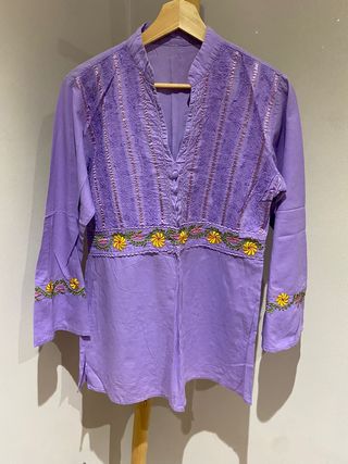 Blusa morada con bordados