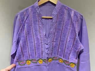 Blusa morada con bordados