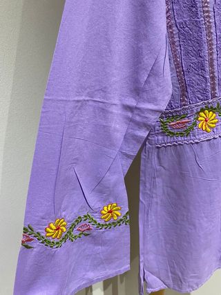 Blusa morada con bordados