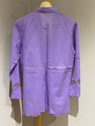 Blusa morada con bordados