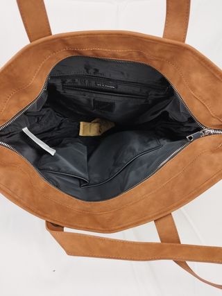 Bolso de mano desigual 