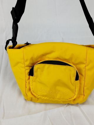 Bolso pequeño amarillo desigual 