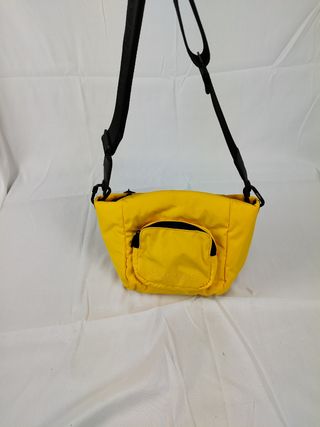Bolso pequeño amarillo desigual 