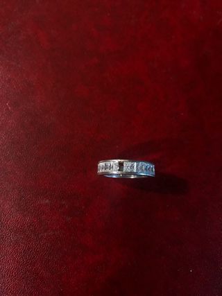 Anillo de plata de ley y circonitas