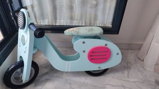 Moto bicicleta sin pedales niña.