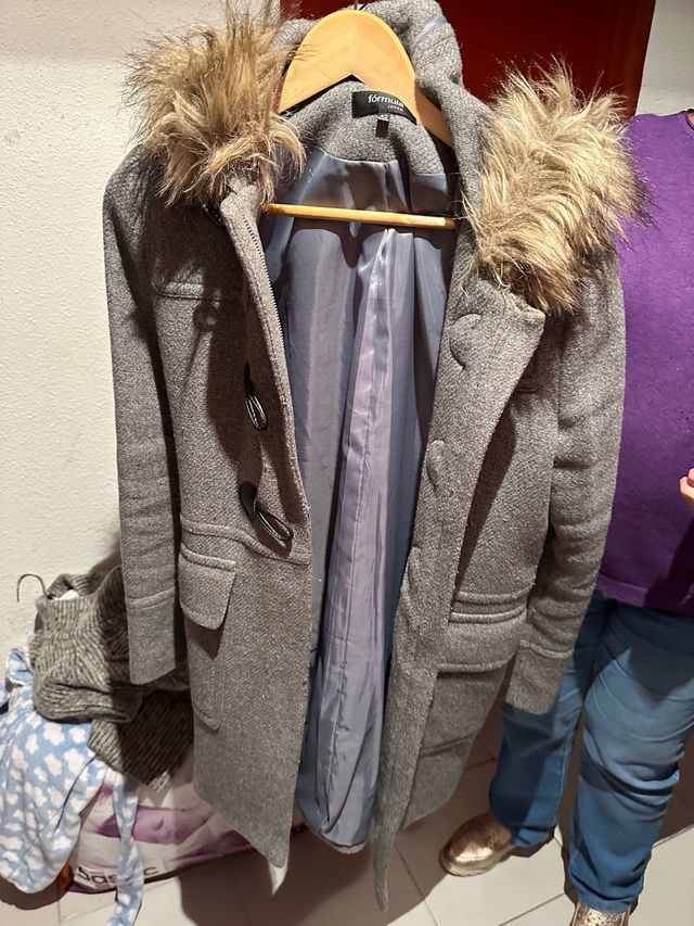 abrigo gris con capucha