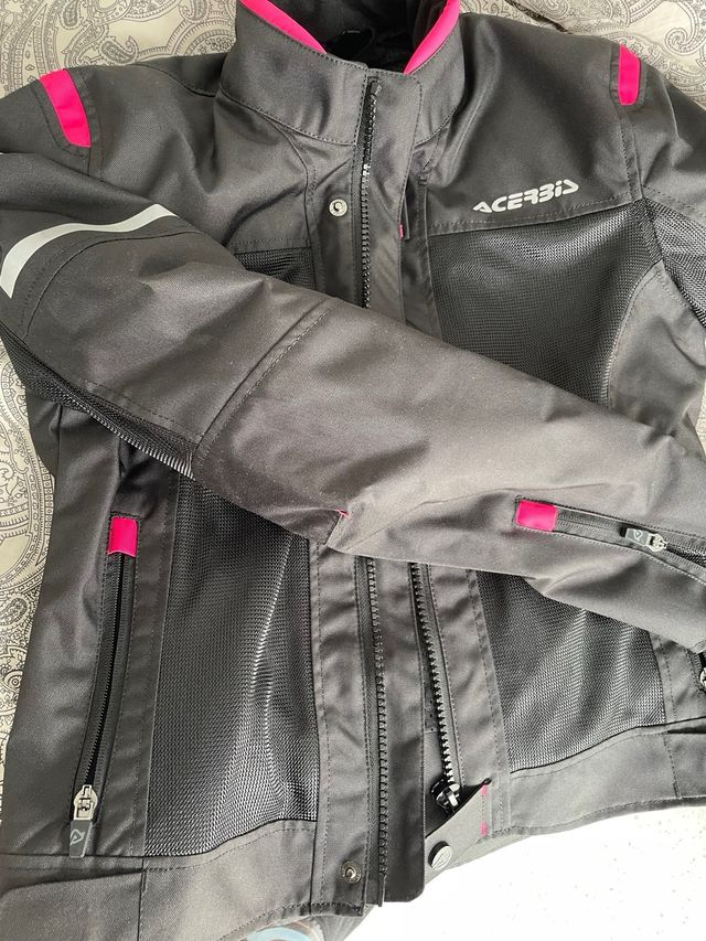 Chaqueta y casco para moto