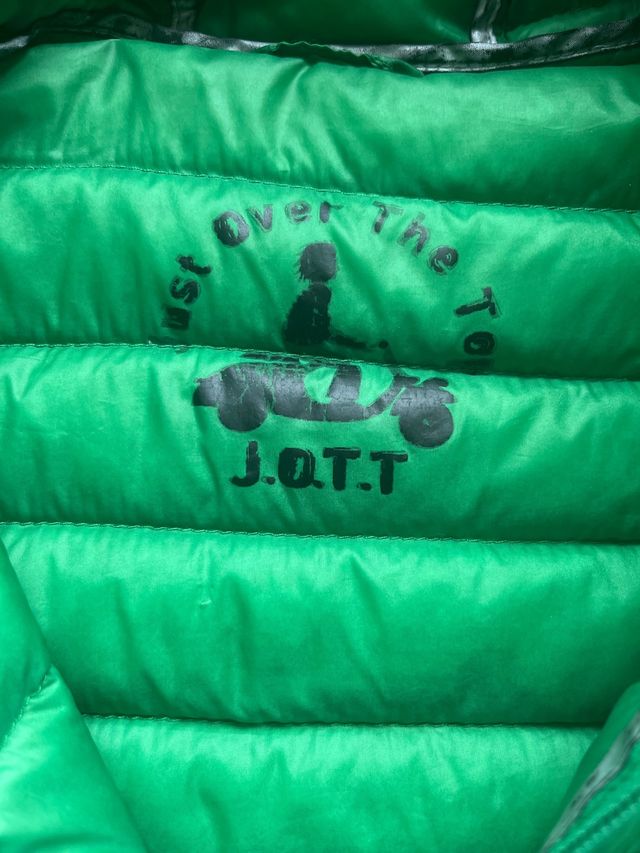 JOTT, plumas verde niño
