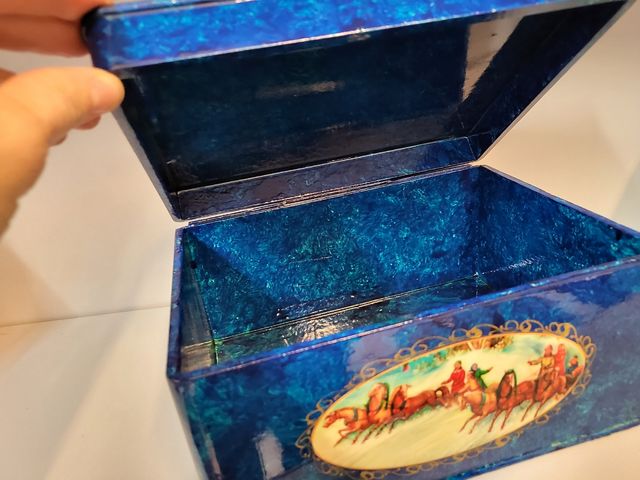 Scrignetto laccato Tre cavalli