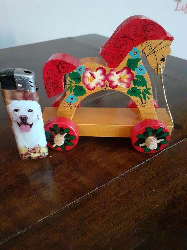 cavallino con rotelle con fiori