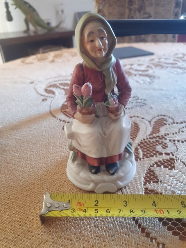 Statuetta in ceramica Anziana nonna fiori