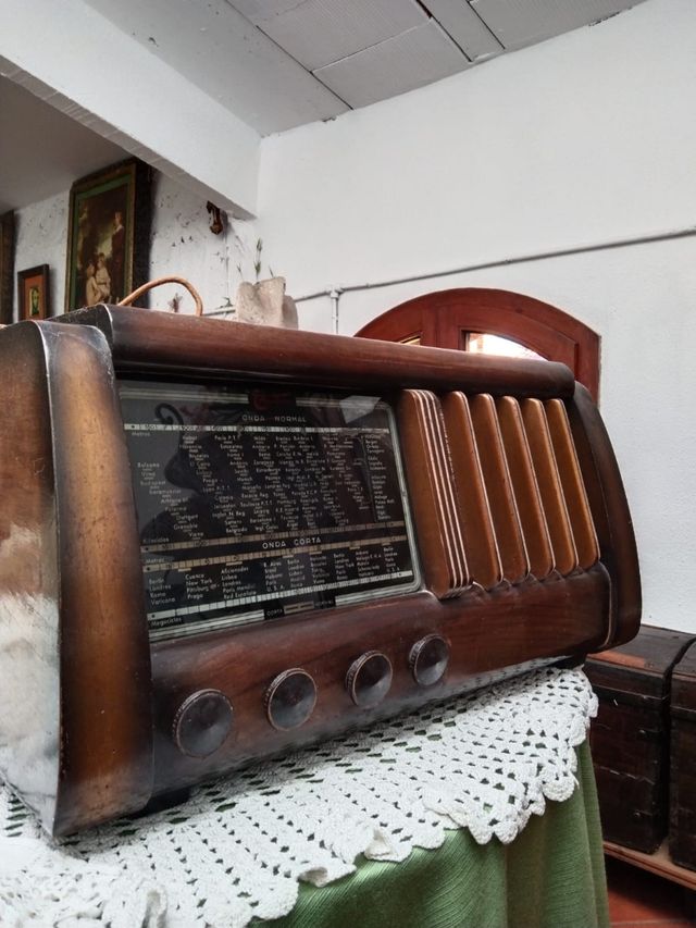 RÁDIO MUITO ANTIGO (COMO NOVO)