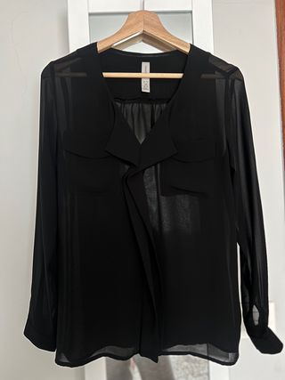 Blusa negra semitransparente