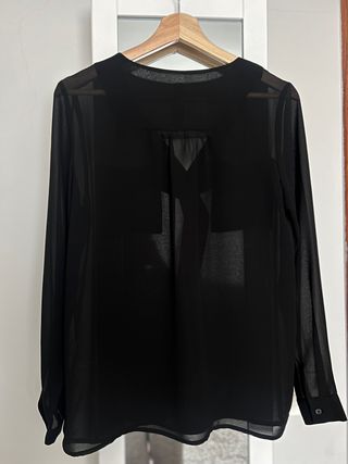 Blusa negra semitransparente