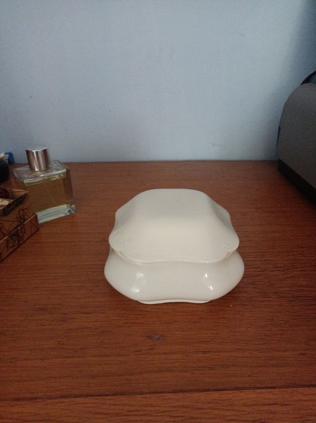 Capsa porcellana blanca