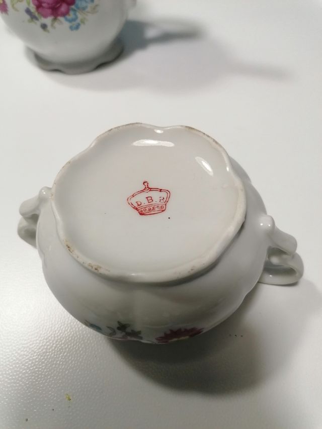 Antiche caffetteria e zuccheriera in porcellana