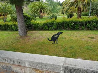Escultura de hierro Perro Cagando.