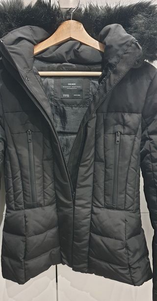Abrigo negro plumas Zara