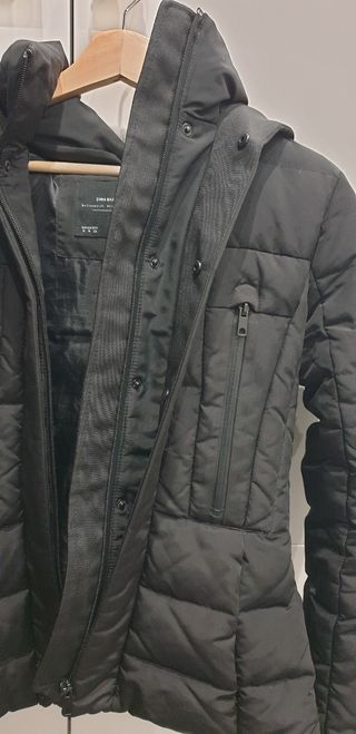 Abrigo negro plumas Zara