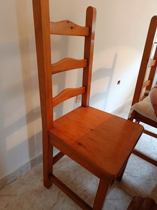 Mesa de madera de pino maciza.