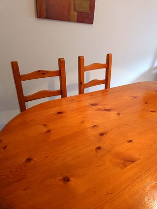 Mesa de madera de pino maciza.