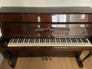 Fantástico piano de pared .