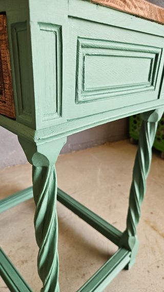 Mesita de noche antigua