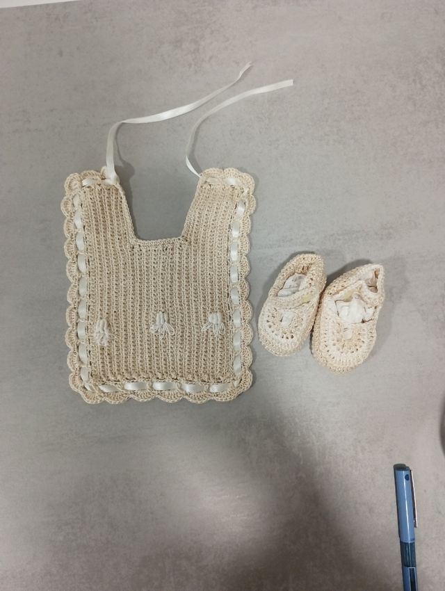 Babero y patucos de ganchillo