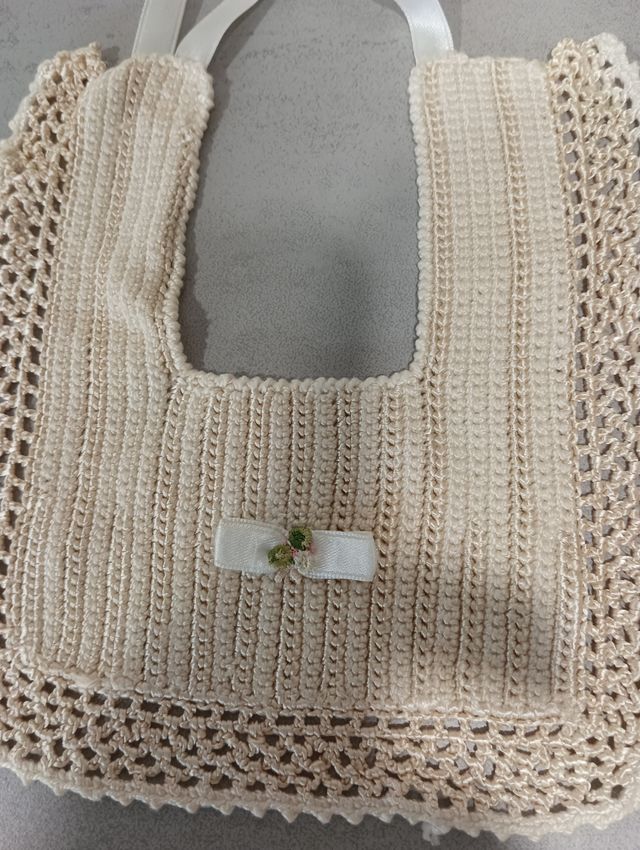 Tres baberos hechos a mano