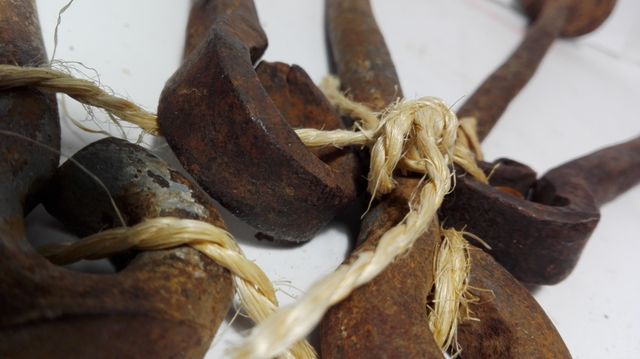 Clavos para cerrar la puerta.