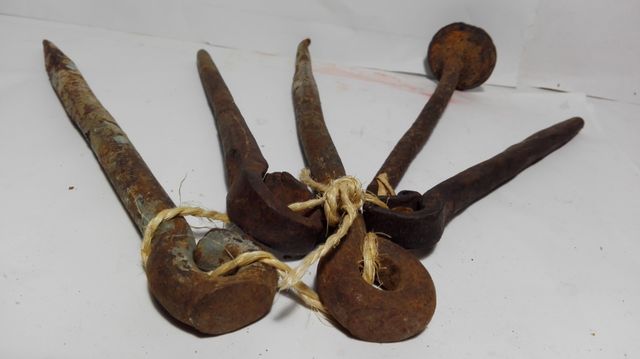 Clavos para cerrar la puerta.