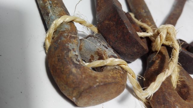 Clavos para cerrar la puerta.