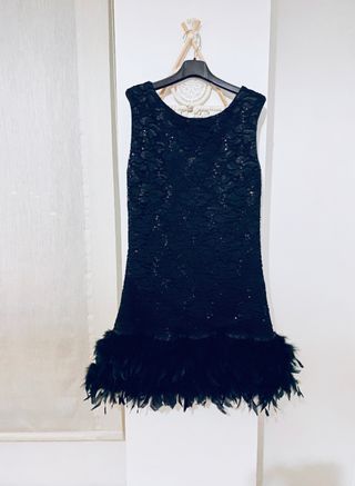 vestido negro fiesta plumas lentejuelas evento