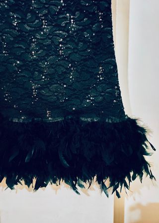 vestido negro fiesta plumas lentejuelas evento