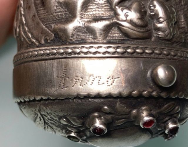Antiguo porta arras o caja amatoria plata y rubies