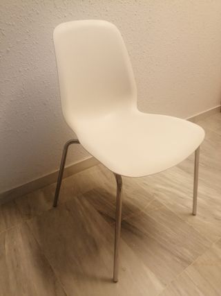 Silla blanca cocina