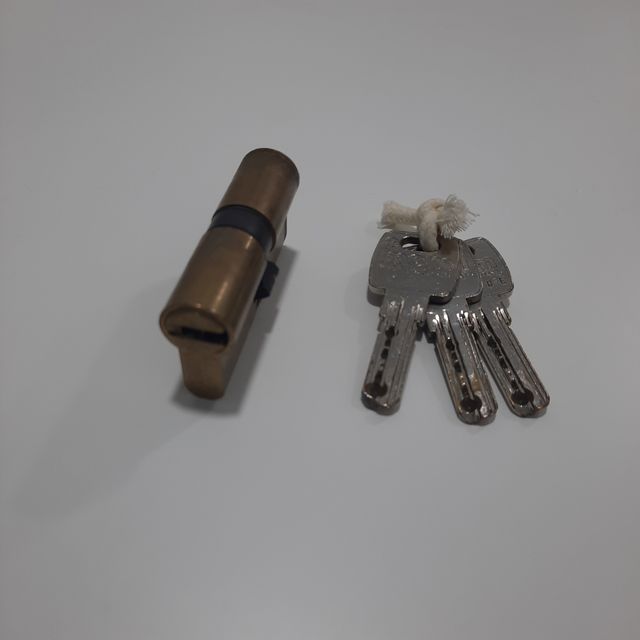 Bombin de seguridad con 3 llaves.