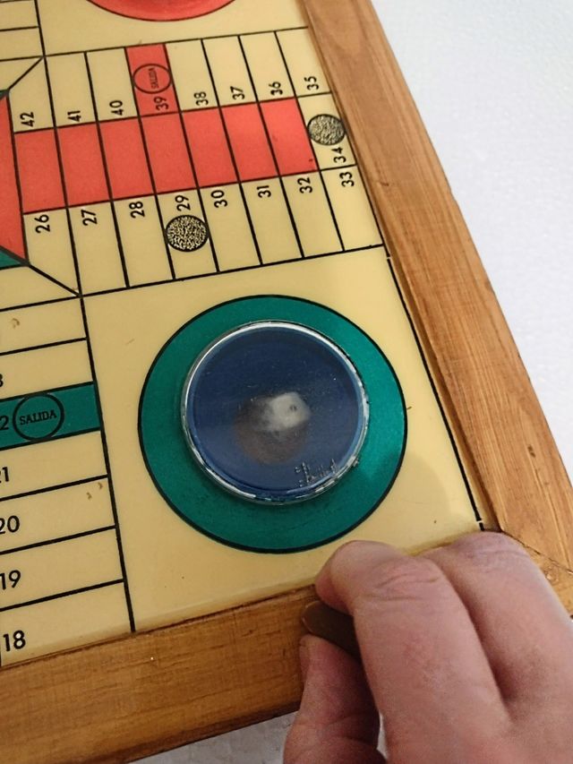 JUGUETE ANTIGUO PARCHIS MECÁNICO