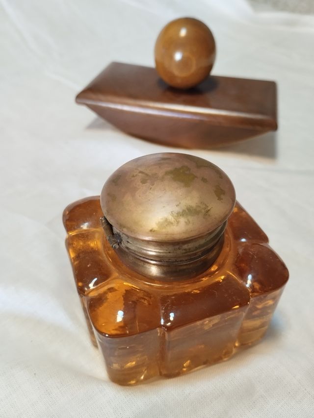 Tintero de cristal con tapón metálico.