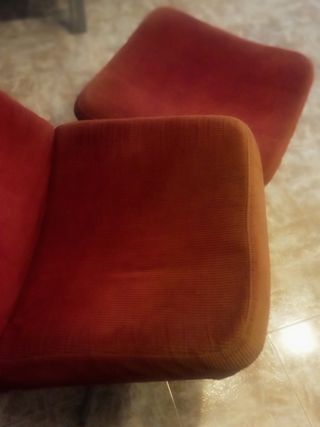 Sillón y reposapies giratorio.