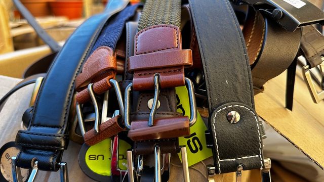 ✅Rebajas!! Lote cinturones 140 unidades