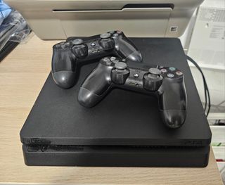 Playstation 4 slim 1 TB y 2 mandos. 