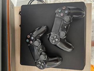 Playstation 4 slim 1 TB y 2 mandos. 