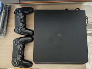 Playstation 4 slim 1 TB y 2 mandos. 