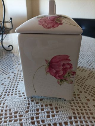 Cofre o caja de porcelana