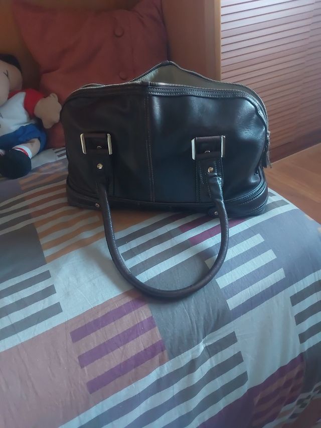 Bolso de piel marrón.