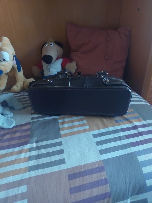 Bolso de piel marrón.