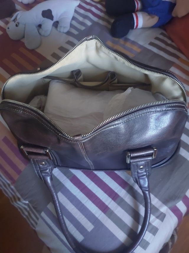 Bolso de piel marrón.