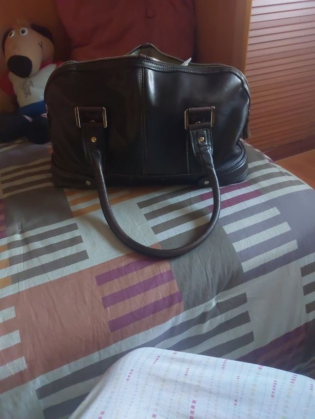 Bolso de piel marrón.